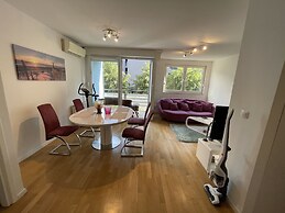 Large Modern 75m2 Flat and Free Parking