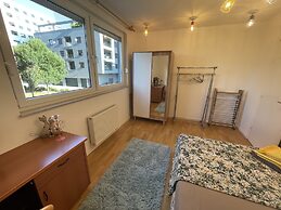 Large Modern 75m2 Flat and Free Parking