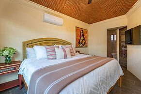 Casa Linda, 2BR Home with Luxury Bedding, A/C & Rooftop Views
