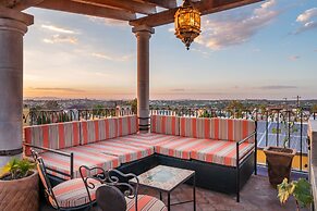 Casa Linda, 2BR Home with Luxury Bedding, A/C & Rooftop Views