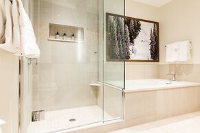 Mountain Modern 3 Bedroom Deluxe Condo, Sleeps 10! by RedAwning - Save