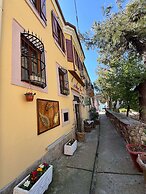 Olivia 1845 Guest House