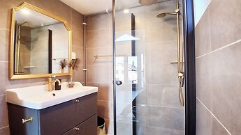 Loft-sleeps5-parking-spa-lakeviews-petfriendly
