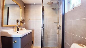 Loft-sleeps5-parking-spa-lakeviews-petfriendly