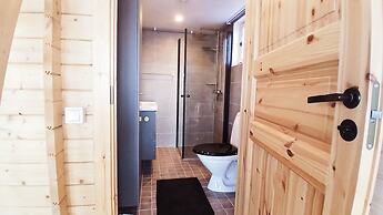 Loft-sleeps5-parking-spa-lakeviews-petfriendly
