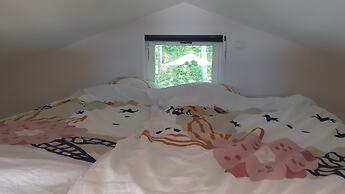 Loft-sleeps5-parking-spa-lakeviews-petfriendly