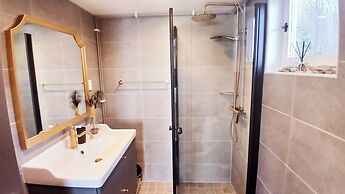 Loft-sleeps5-parking-spa-lakeviews-petfriendly