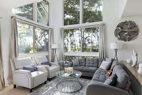 Hilton Pool Pass Included - Luxury Living