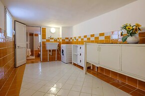 Emerald Residence Sleeps 12 With Sea View