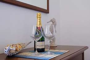 Emerald Residence Sleeps 12 With Sea View