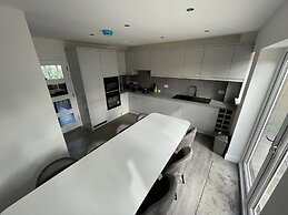 Brand New High Spec House with parking Wi-Fi (B) by HAFH