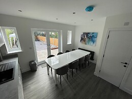 Brand New High Spec House with parking Wi-Fi (B) by HAFH
