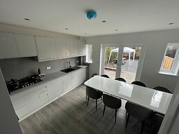 Brand New High Spec House with parking Wi-Fi (B) by HAFH