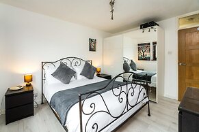 Luxury Islington Apartment with Balcony 