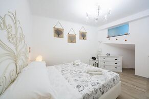 Luxury Villa Vittoria- Villa With Garden Swimming Pool and Jacuzzi Ove