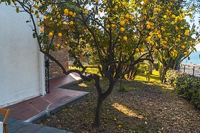 Lemon Apartment With Garden and Sea View by Wonderful Italy