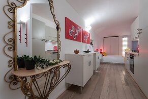 Red Studio Near Porta Nuova by Wonderful Italy