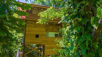 Casa Cayuco Eco-Adventure Lodge