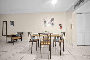 Coco Palms Apartments By Lowkl