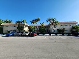 Coco Palms Apartments By Lowkl