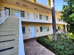 Coco Palms Apartments By Lowkl