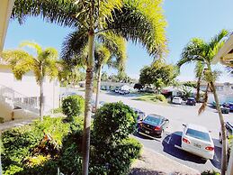 Coco Palms Apartments By Lowkl