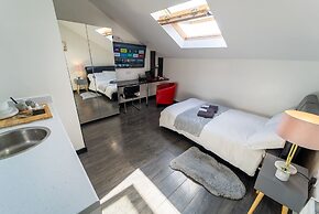 46 North Road Studios Near QE and UOB