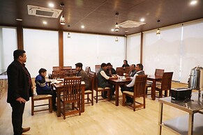 Pine Regency - Aravali's Peak view