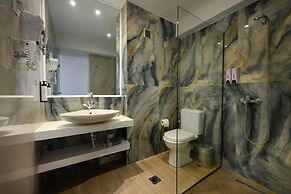 Ninos Grand Beach Hotel & Resort