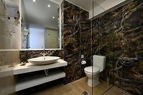 Ninos Grand Beach Hotel & Resort