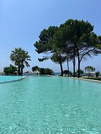 Ninos Grand Beach Hotel & Resort