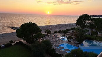 Ninos Grand Beach Hotel & Resort