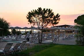 Ninos Grand Beach Hotel & Resort