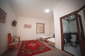 Oqilanur Guest House