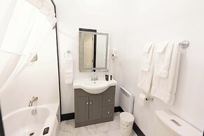 Motel 7 Inn & Suites