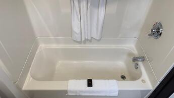 Motel 7 Inn & Suites