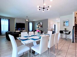 Spacious Home With Fun Decore And Game Room-4544tb 8 Bedroom Home by R