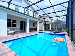 Spacious Home With Fun Decore And Game Room-4544tb 8 Bedroom Home by R