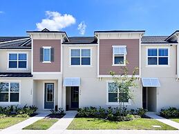 Beautiful Town Home With Splash Pool-1648tpc 5 Bedroom Home by RedAwni