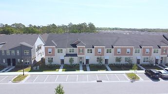 Beautiful Town Home With Splash Pool-1648tpc 5 Bedroom Home by RedAwni