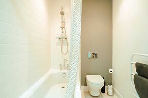 Chic 2 Bedroom Apartment Salford Quays, the Lowry