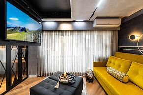 Stunning Views | Luxurious Apartment with Marginal Pinheiros View at R