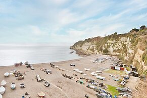 Fantastic 1BD Hideaway, 2 Minutes to the Sea