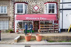 Fantastic 1BD Hideaway, 2 Minutes to the Sea