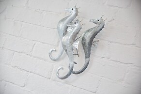 Fantastic 1BD Hideaway, 2 Minutes to the Sea