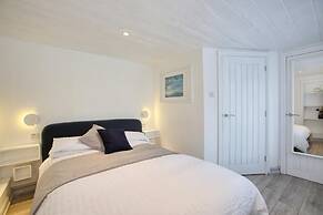 Fantastic 1BD Hideaway, 2 Minutes to the Sea