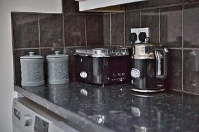 Fantastic 1BD Hideaway, 2 Minutes to the Sea