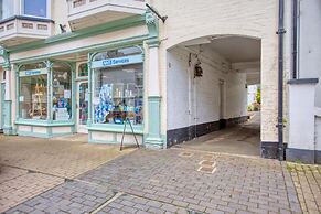 Fantastic 1BD Hideaway, 2 Minutes to the Sea