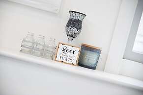 Fantastic 1BD Hideaway, 2 Minutes to the Sea