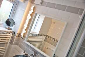 Fantastic 1BD Hideaway, 2 Minutes to the Sea